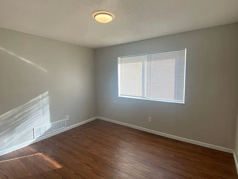 1 Bed/1 Bath Apartment off Hampton Ave! — Photo 19