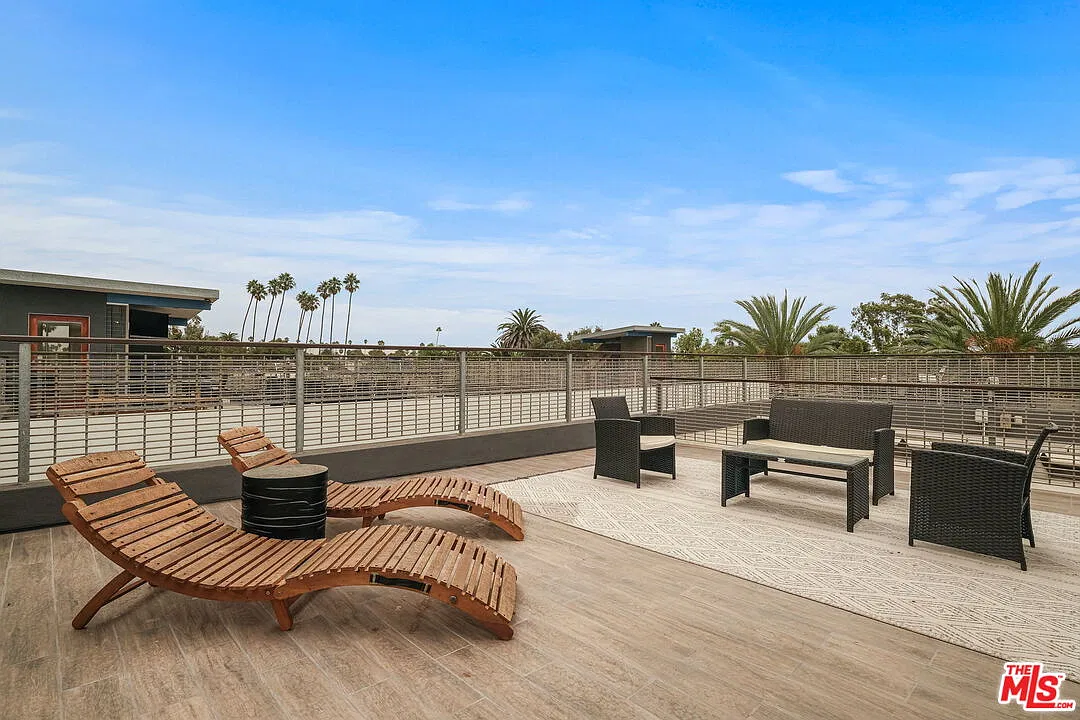 3 bed, 3.0 bath, 2260 sqft, $9,800 — Photo 2