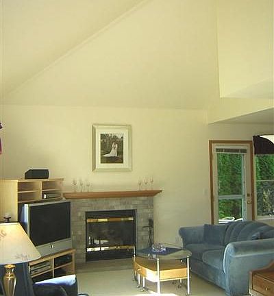 Livingroom with high vaulted ceilings