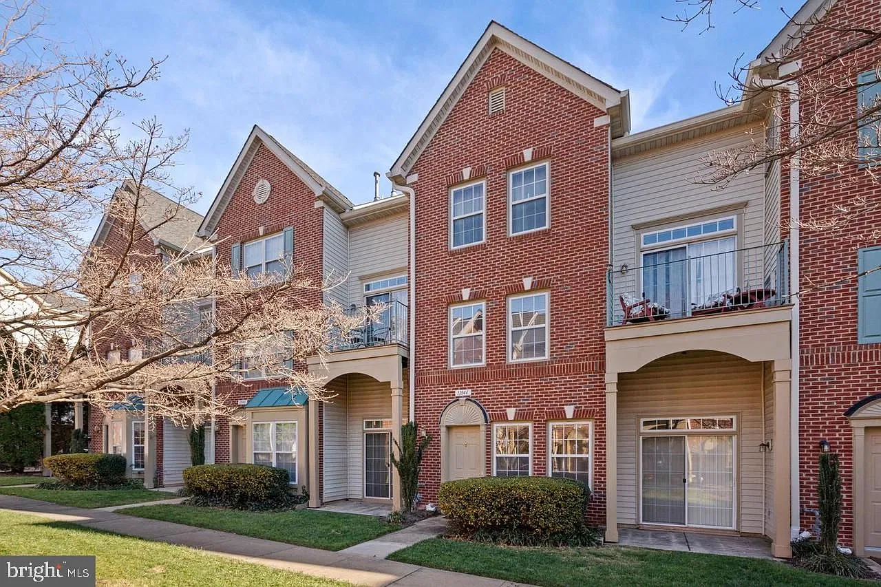 3 bed, 2.5 bath, 1164 sqft, $2,560 — Photo 1