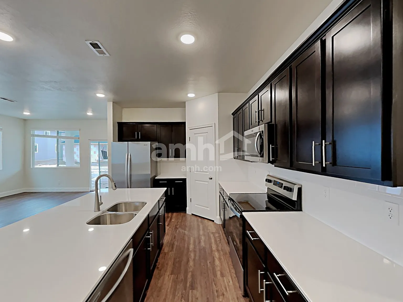4 bed, 2.5 bath, 2313 sqft, $2,890 — Photo 4