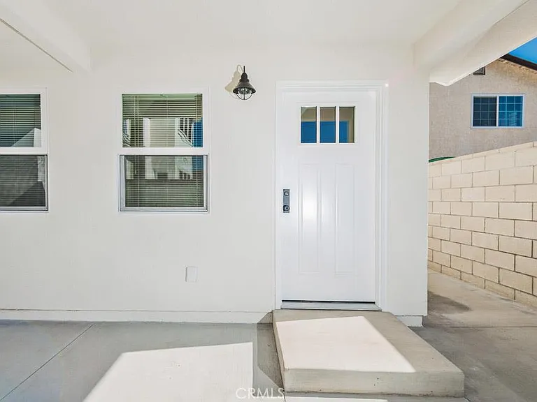 547 N Olive St — Photo 1
