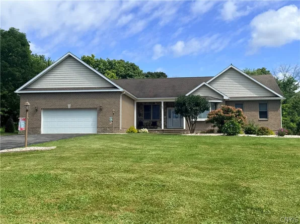 22 Stone Ridge Dr, Oswego, NY 13126