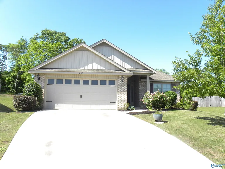 202 Ashbrook Cir — Photo 2