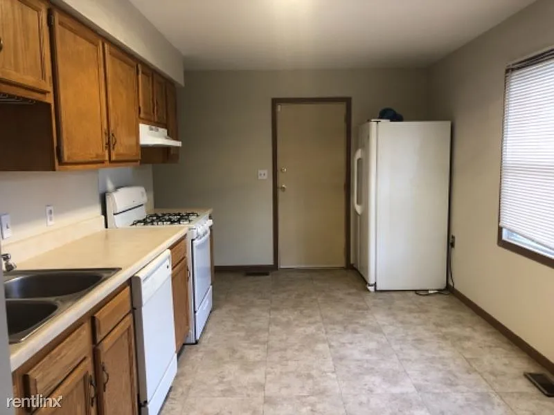 1507 Lincolnwood Dr photo 1
