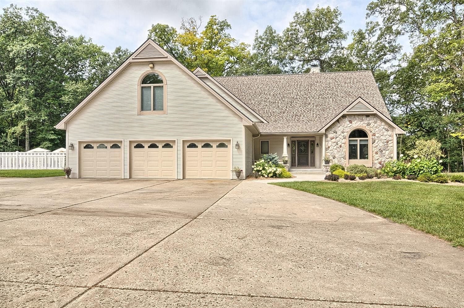 10251 Hartland Rd, Fenton, MI 48430 Zillow