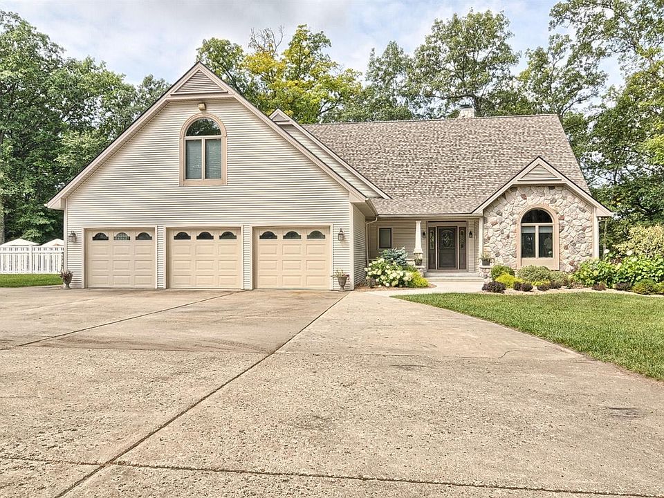 10251 Hartland Rd, Fenton, MI 48430 Zillow