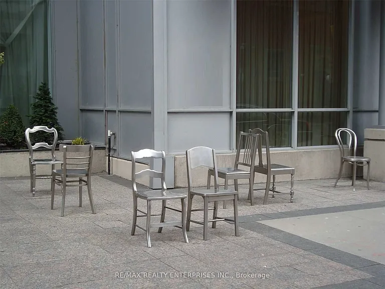 270 Wellington St W #409 — Photo 26