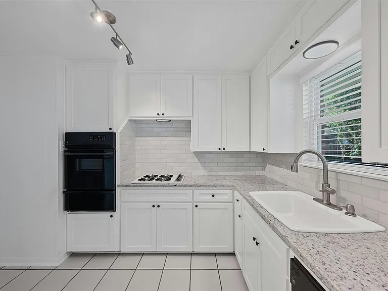 2409 Devonshire Dr — Photo 7