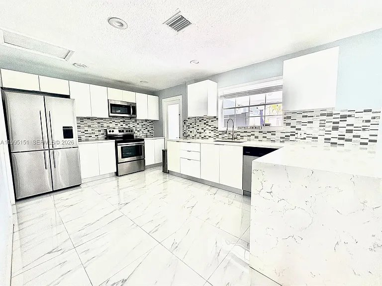 5770 NE 18th Ave — Photo 8