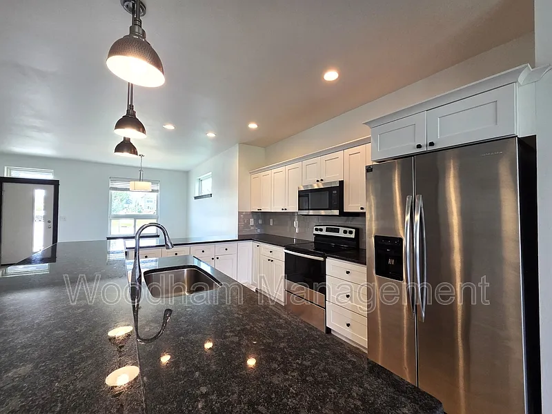 3 bed, 2.5 bath, 2215 sqft, $3,500 — Photo 3