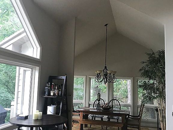 4th image of 278 Lakeshore Dr