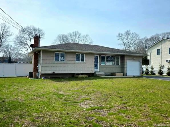 38 Pentmoor Drive, Mastic, NY 11950