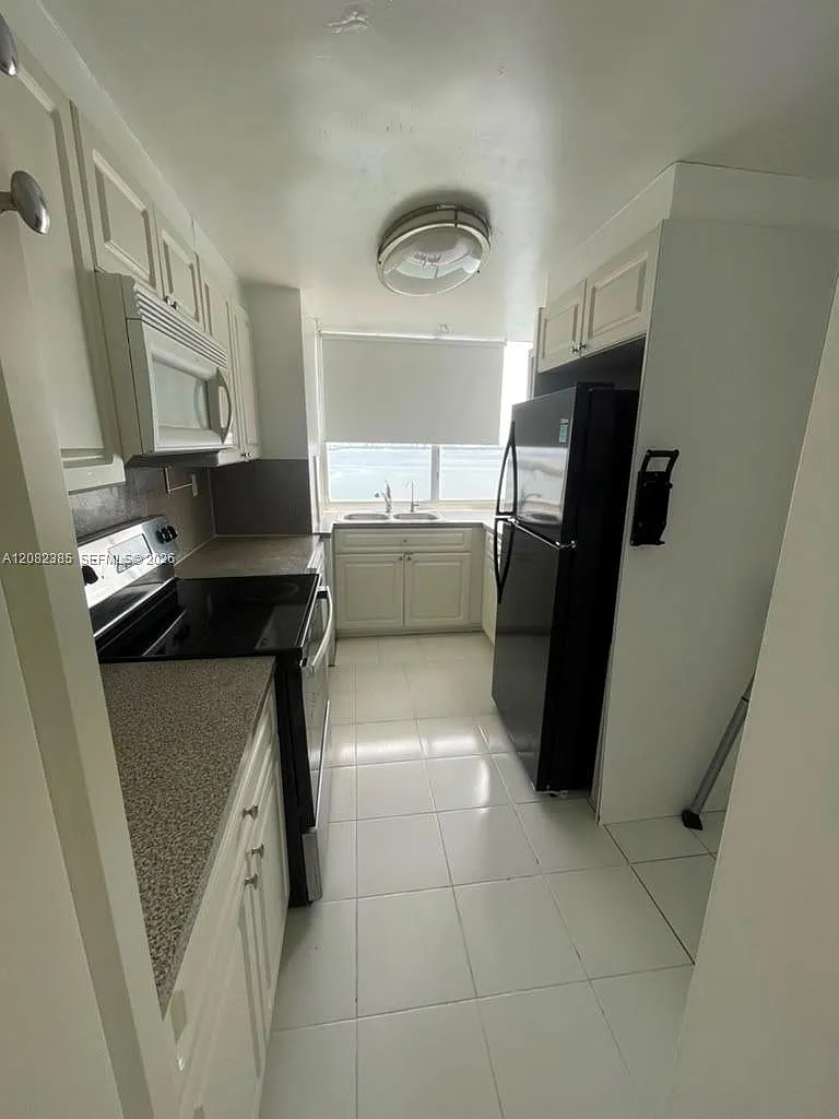 Bay Park Towers Condo — Photo 1