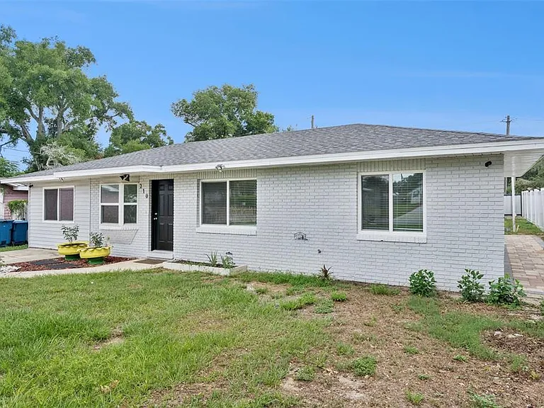 210 E Palm St — Photo 3