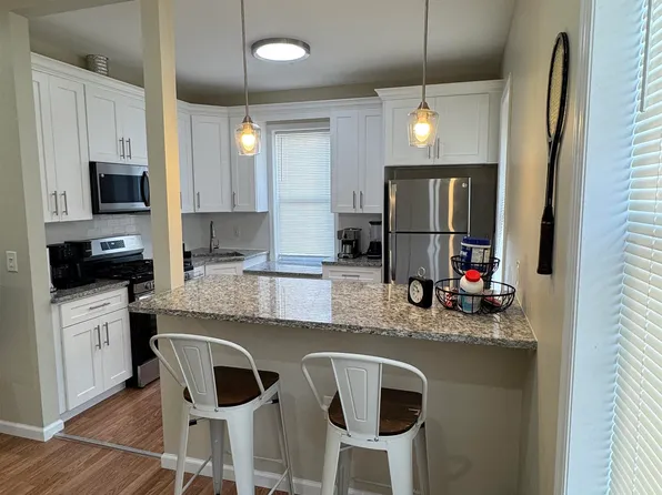 523 Grand Avenue image 4 of 17