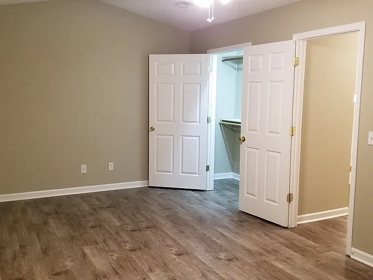 MASTERBEDROOM WITH HUGE CLOSET