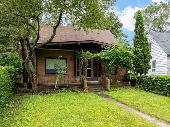 7 Saunders Cres, Toronto, ON M8Y 2P7