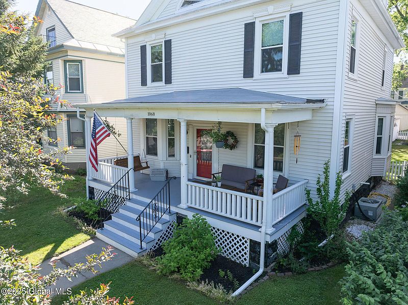 2nd image of 1068 Parkwood Boulevard