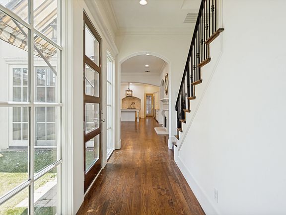 3rd image of 3614 Edgewater Dr