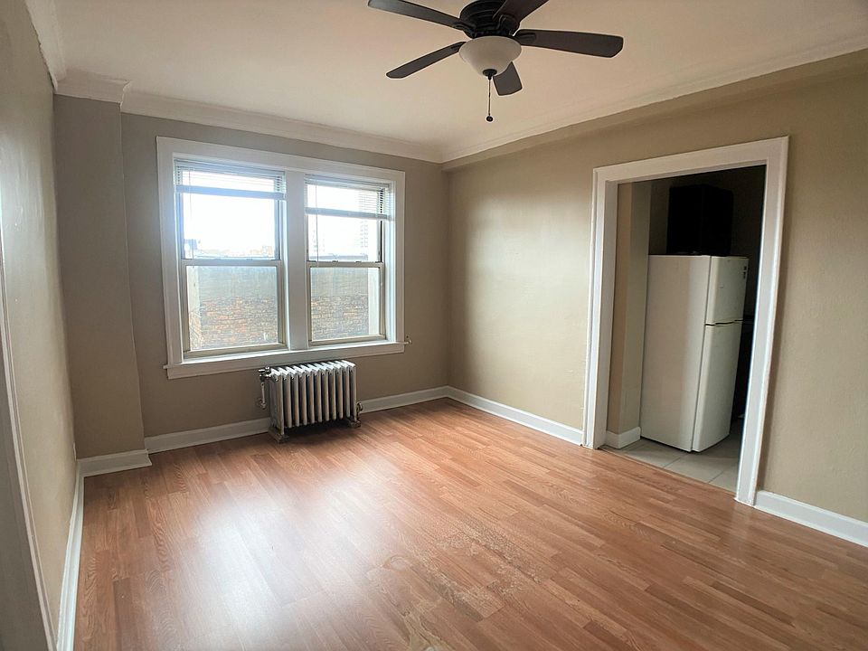 1st image of 924 W Eastwood Ave #211