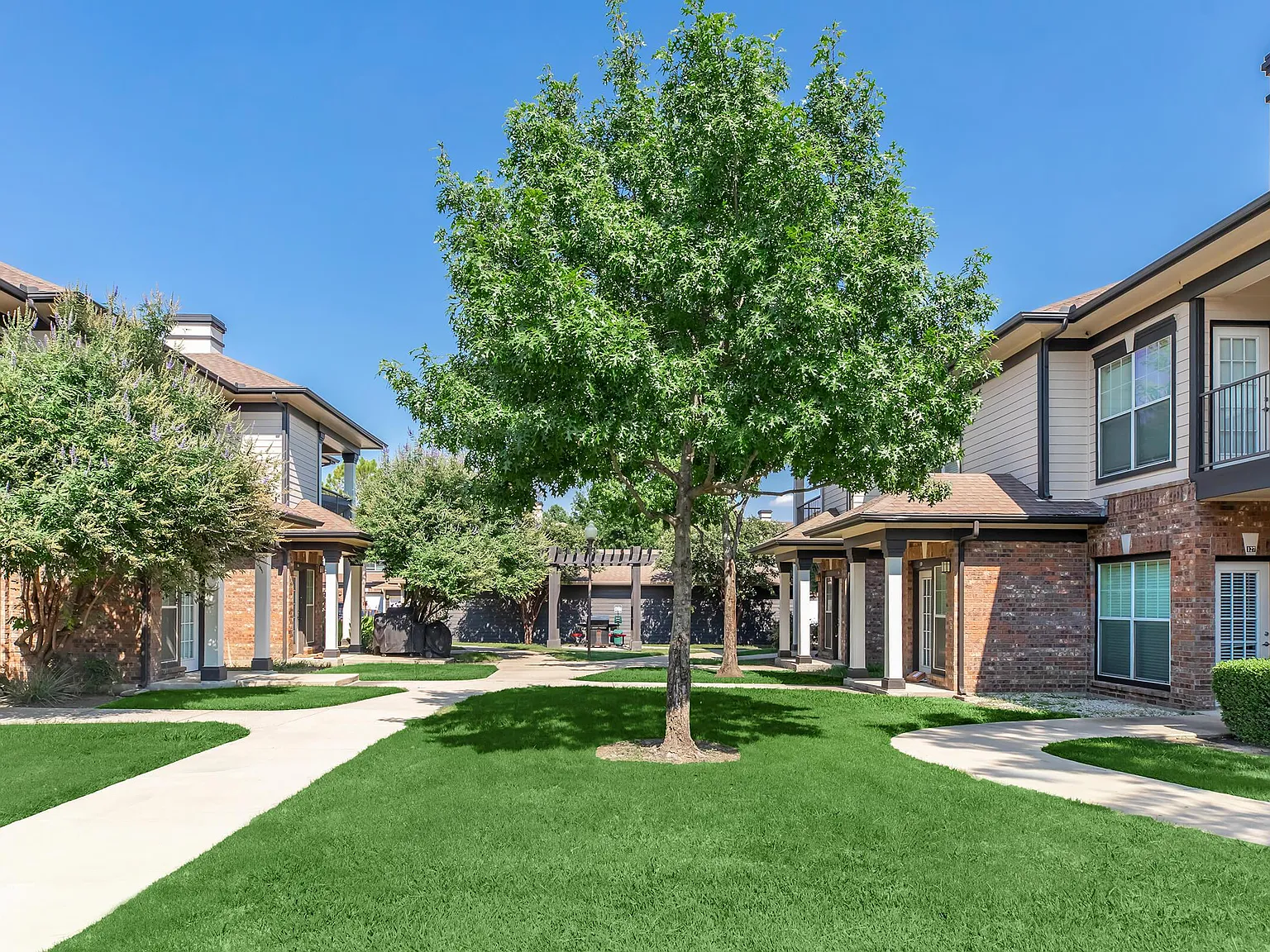 Estate Villas at Krum Apartments — Photo 4