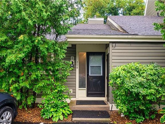 2nd image of 208 Escarpment Cres