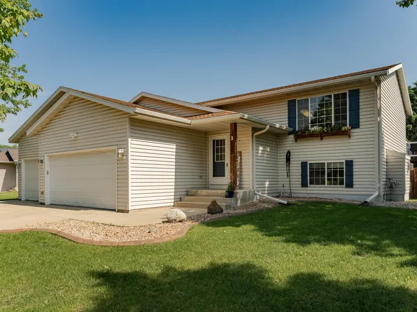 2 Lillie Ln SE, Pine Island, MN 55963