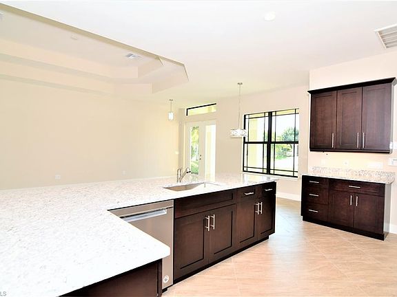 5th image of 923 SE 6th St