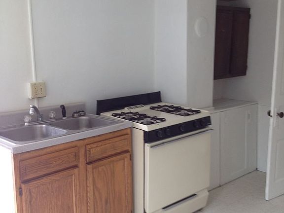 5th image of 915 Davis Ave NW #2