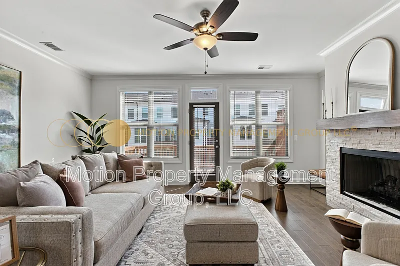 3 bed, 3.5 bath, 2000 sqft, $2,800 — Photo 4
