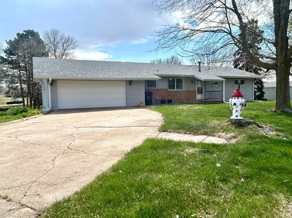 805 W Lancaster St, Blue Hill, NE 68930