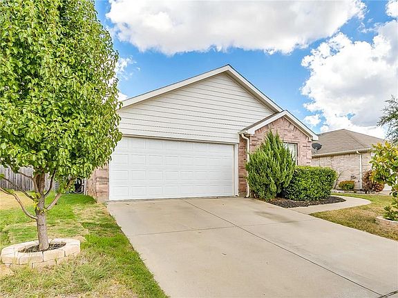 3rd image of 909 Honey Locust Ln