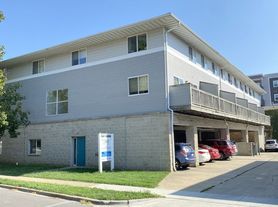 905 W Springfield Ave