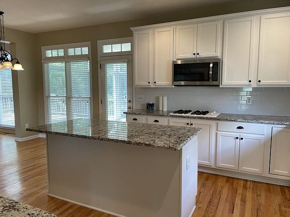 5th image of 2421 Retreat Dr