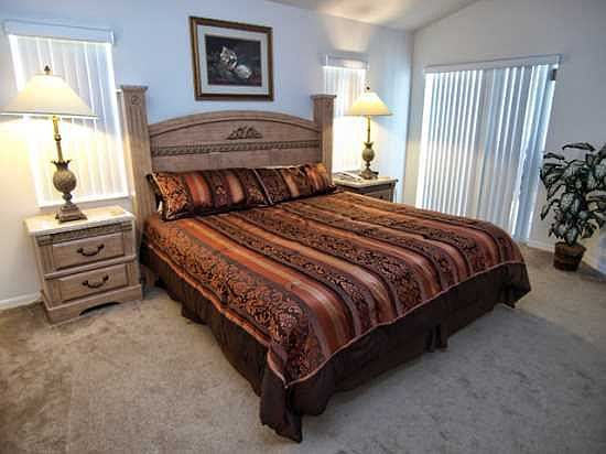 TR5P306MD-king-master-bedroom