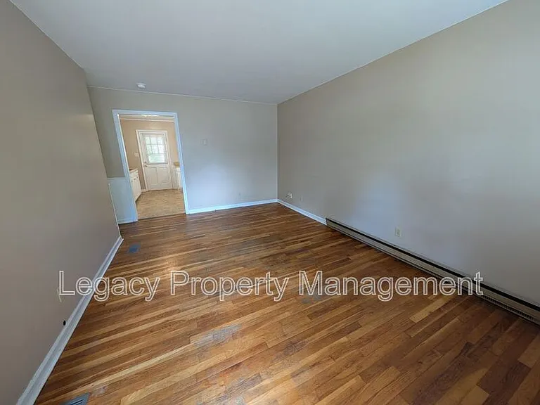 2202 Maywood St — Photo 4