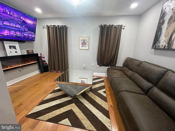 3rd image of 7119 Woodland Ave