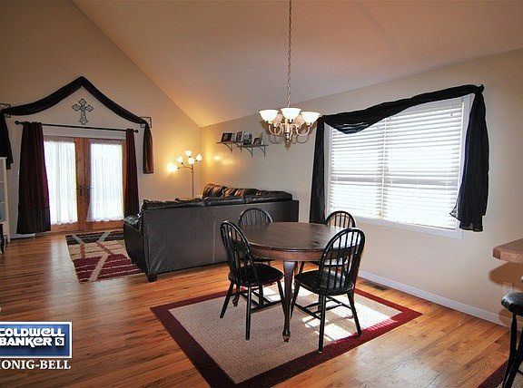 3rd image of 915 Covey Ln