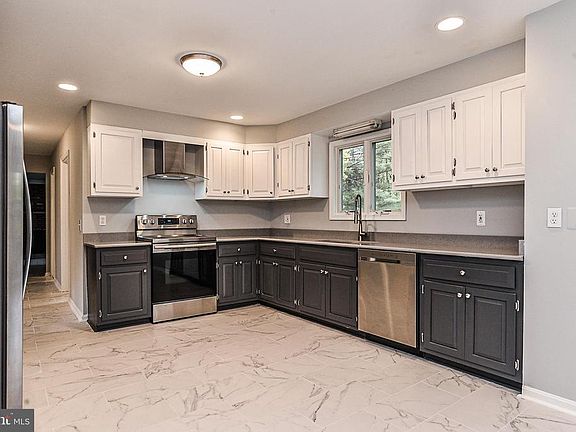 3rd image of 4112 Crescent Hills Dr