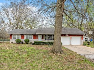 5366 N Lakewood Dr, Springfield, MO 65803