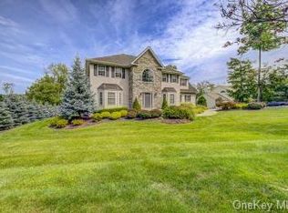 32 Twin Lakes Rd, Monroe, NY 10950