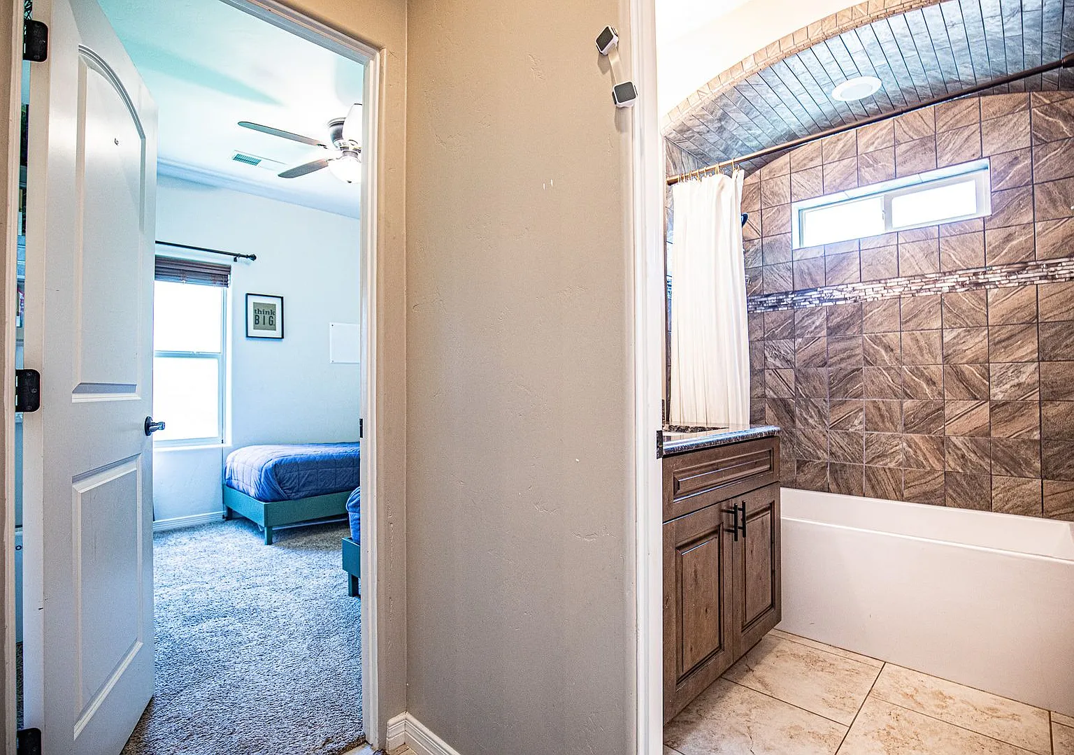 Beautiful 4 bedroom 2.5 bathroom — Photo 3