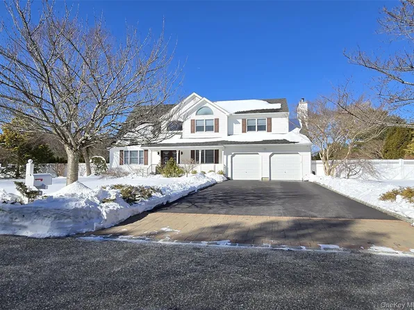 11 Simpson Gate, Manorville, NY 11949
