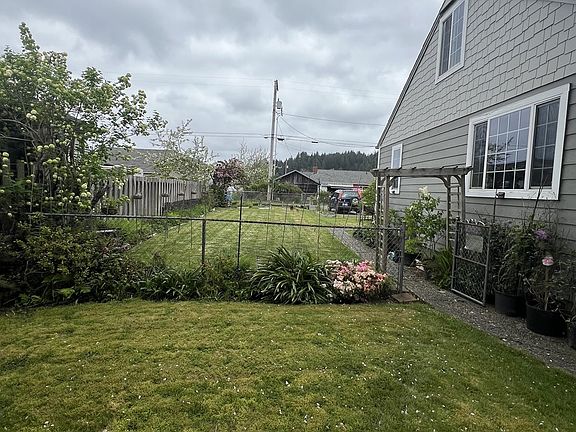 2nd image of 2035 Cedar Ave