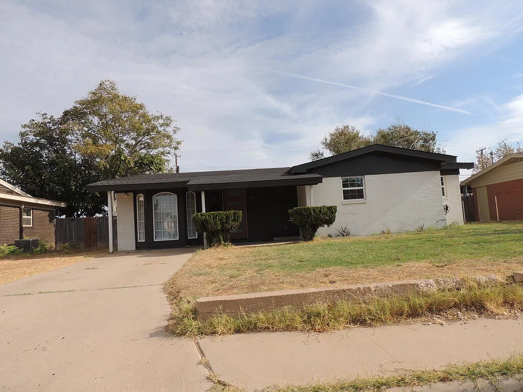 3 bed, 2.0 bath, 1327 sqft, $2,400 — Photo 2
