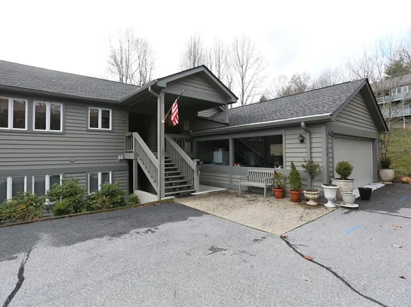 125 Burning Tree Ln, Flat Rock, NC 28731