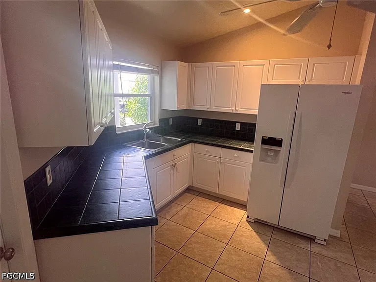 4618 SW 7th Pl — Photo 3