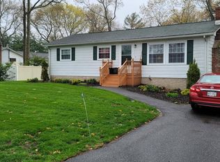 142 Chestnut St, Mount Sinai, NY 11766