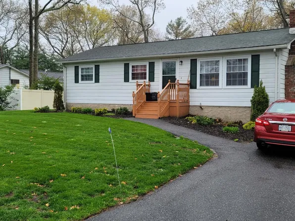 142 Chestnut St, Mount Sinai, NY 11766